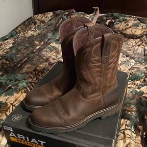Ariat mens work boots size 13 D Medium- only worn once!